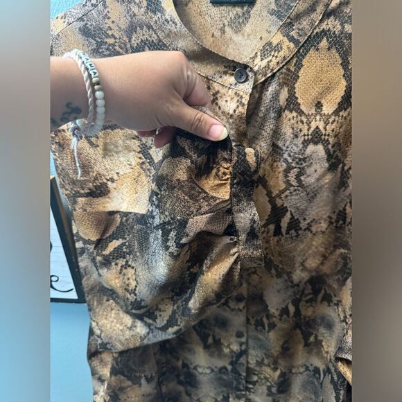Allen B by Allen Schwartz Brown Snakeskin Button Down Blouse Size Large - Picture 5 of 10